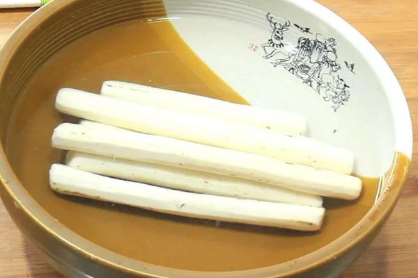 山药削皮后变黑的原因,接触空气后产生氧化反应