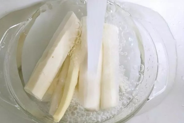 山药削皮后变黑的原因,接触空气后产生氧化反应