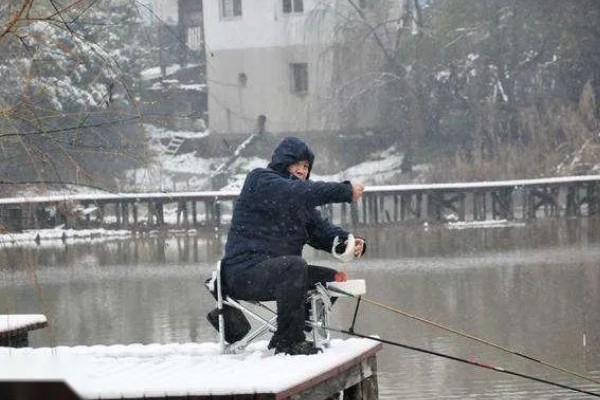 下雪后钓鱼用什么鱼饵,首选蚯蚓、红虫、面包虫等