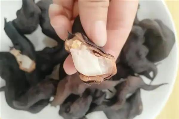 菱角如何剥壳，将两角剪掉再沿着凹面剪开