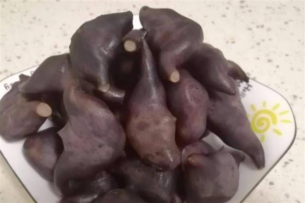 菱角如何剥壳，将两角剪掉再沿着凹面剪开