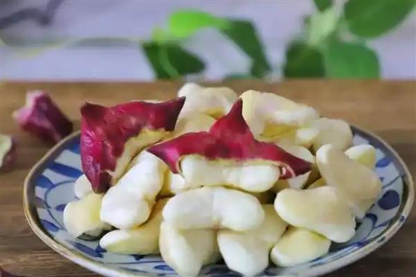 菱角如何剥壳，将两角剪掉再沿着凹面剪开