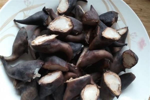 菱角如何剥壳，将两角剪掉再沿着凹面剪开
