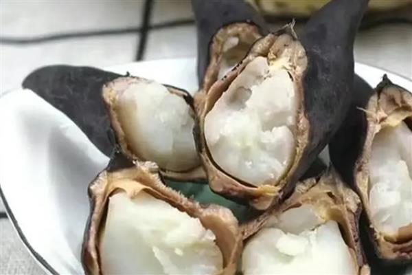 菱角如何剥壳，将两角剪掉再沿着凹面剪开