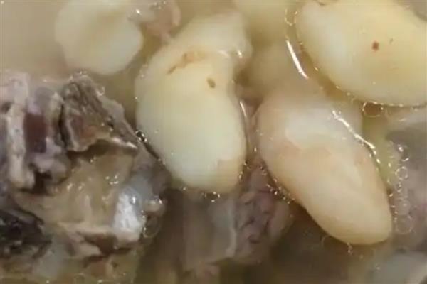 菱角如何剥壳，将两角剪掉再沿着凹面剪开
