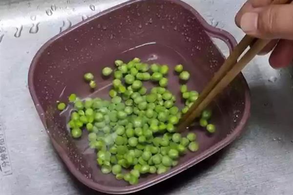 怎么防治豌豆的病虫害，与非豆科蔬菜轮作可防治褐斑病