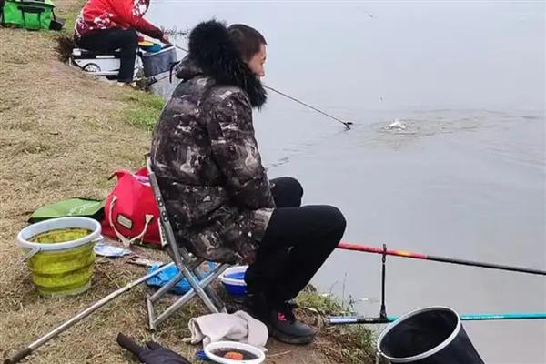 碳素竿与玻璃钢鱼竿的区别，重量、韧性、强度等方面均不同