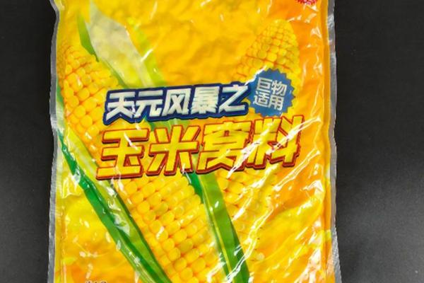 野钓鲫鱼适合用什么饵料，高温季节适合选择麦粒、玉米等素饵