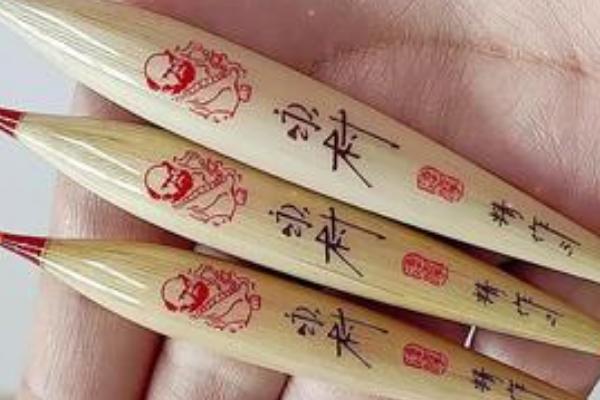 野钓鲫鱼适合用什么饵料，高温季节适合选择麦粒、玉米等素饵