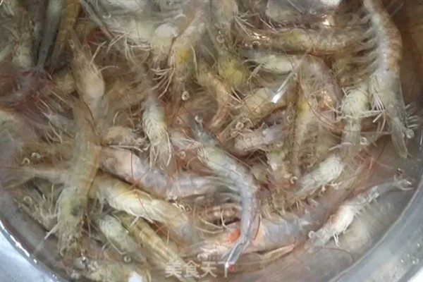 选购对虾的方法，头身紧密连接、外表有光泽的对虾比较新鲜