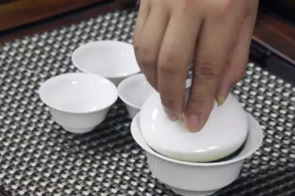 铁观音怎么冲泡，用沸水冲泡的第二道茶水才能饮用