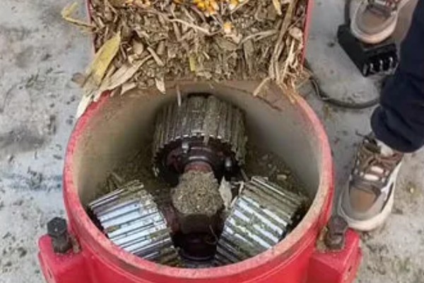 脱粒机的使用要求，喂入作物不准超量喂入