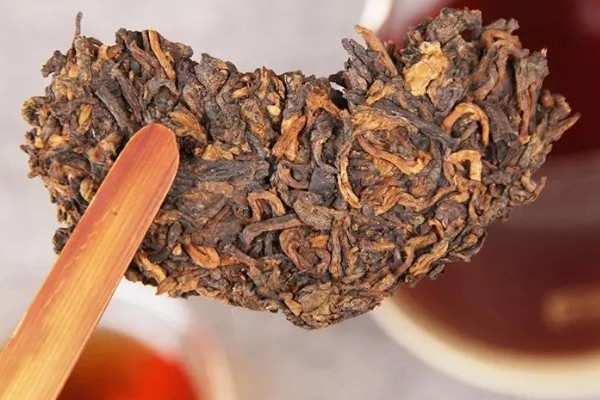 普洱熟茶如何辨别好坏，可以从外形、茶色和香气来分辨