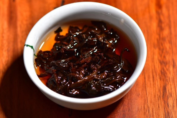 普洱熟茶如何辨别好坏，可以从外形、茶色和香气来分辨