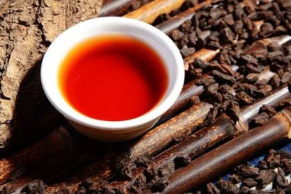 普洱熟茶如何辨别好坏，可以从外形、茶色和香气来分辨