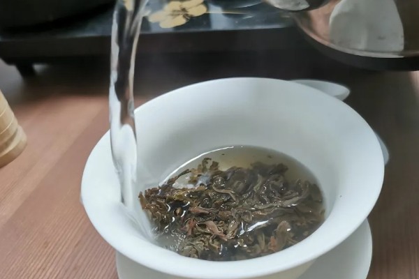 普洱熟茶如何辨别好坏，可以从外形、茶色和香气来分辨