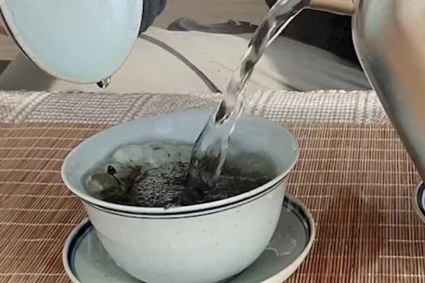 普洱熟茶如何辨别好坏，可以从外形、茶色和香气来分辨