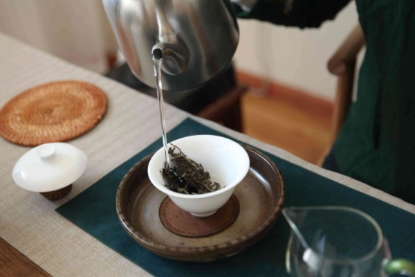 普洱熟茶如何辨别好坏，可以从外形、茶色和香气来分辨