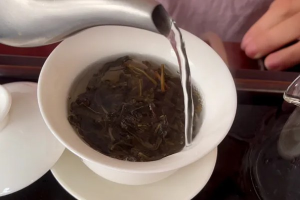普洱熟茶如何辨别好坏，可以从外形、茶色和香气来分辨