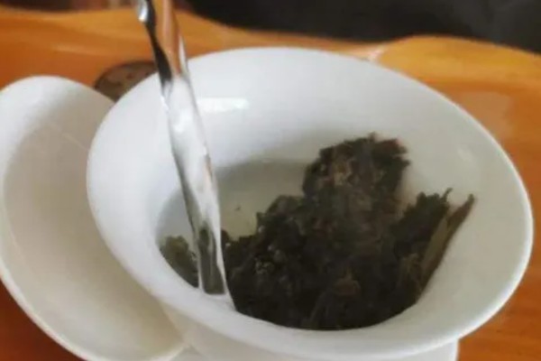 普洱熟茶如何辨别好坏，可以从外形、茶色和香气来分辨