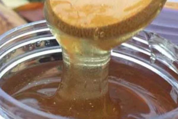 如何鉴别真假荆条蜜，真品一般呈浅琥珀色或琥珀色