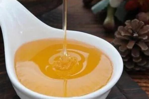如何鉴别真假荆条蜜，真品一般呈浅琥珀色或琥珀色