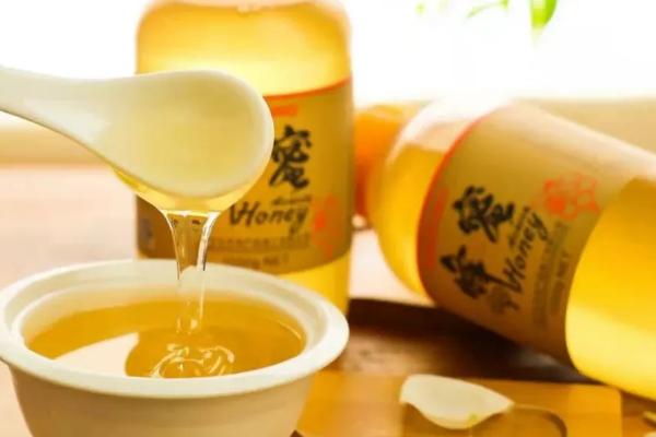 如何鉴别真假荆条蜜，真品一般呈浅琥珀色或琥珀色