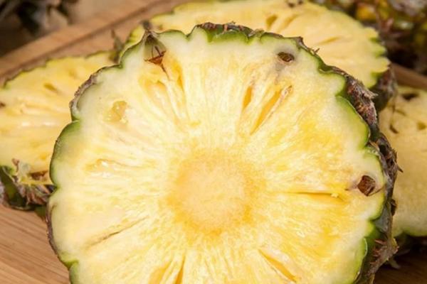 怎么看菠萝熟没熟，可以从表皮颜色、软硬度来分辨