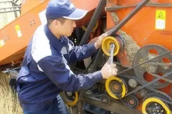 农机在高温下作业的注意事项，让水管保持畅通有利于冷却水的正常循环