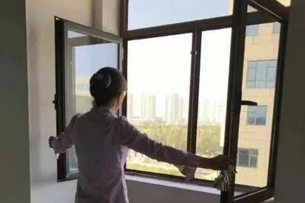 室内小飞虫如何根除，可以放粘虫板