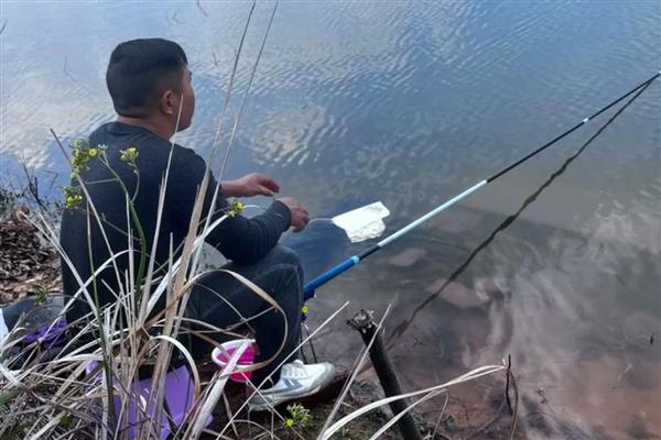 夏天钓鱼是用蚯蚓还是饵料,商品饵料可能要比用蚯蚓好