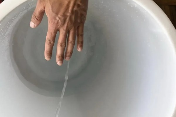 养龟的水深，水位只需高过乌龟的背壳