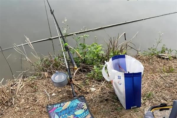 初冬气温为10度左右时的垂钓深度,可以控制在2-5米左右