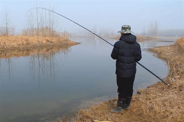 初冬气温为10度左右时的垂钓深度,可以控制在2-5米左右