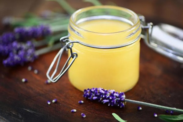 薰衣草蜜简介,是产于伊犁地区的特色蜂蜜