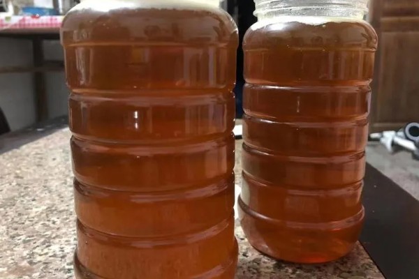 百花蜜简介，是采集多种植物花蜜酿制成的