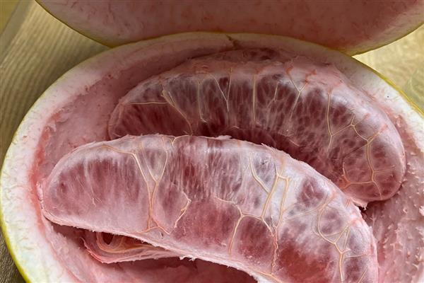 怎么给柚子剥皮，可采用以下2种方式