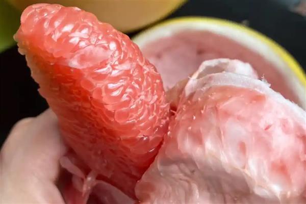 怎么给柚子剥皮，可采用以下2种方式