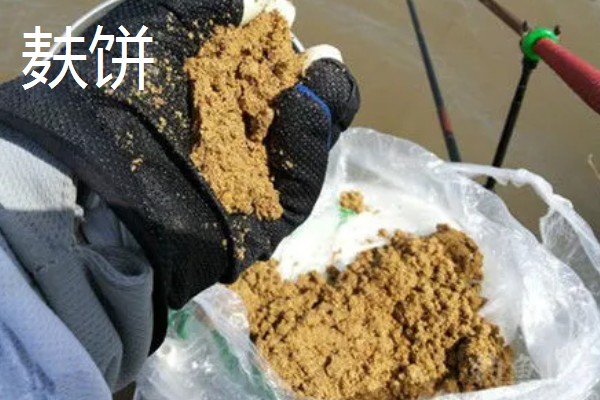 野钓用什么窝料可以快速聚鱼,酒米、麸饼、五谷杂粮等饵料都是适宜选择
