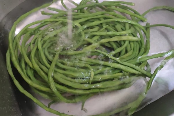 酸豆角如何腌制,先讲豆角清洗干净