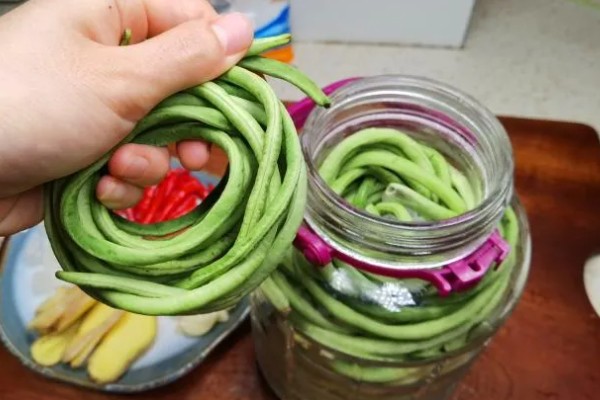 酸豆角如何腌制,先讲豆角清洗干净