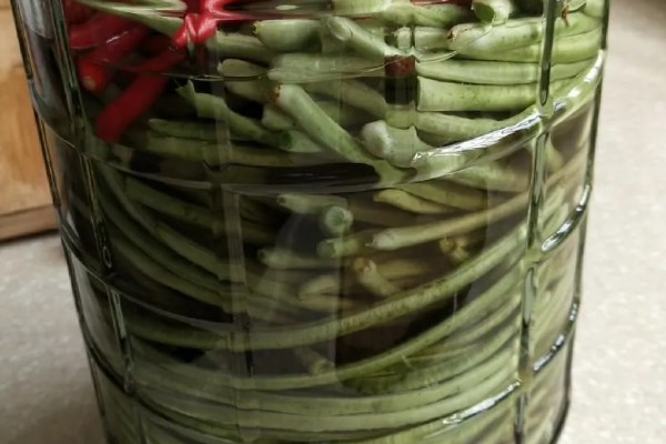 酸豆角如何腌制,先讲豆角清洗干净