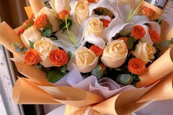 香槟玫瑰有什么花语，代表我只钟情于你等含义