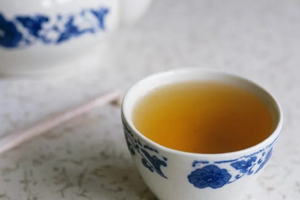 君子兰能浇茶叶水吗，是不可用茶水浇的