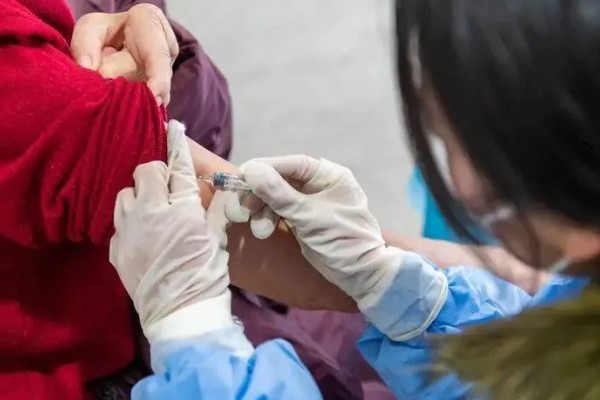 被猫抓伤出血要注射吗，如果抓伤严重需要去医院处理