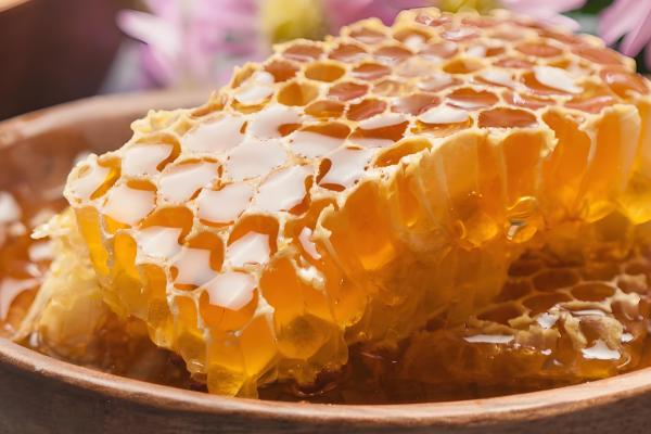 蜂蜜怎么划分种类,按酿制蜂种可分中蜂蜜、意蜂蜜等