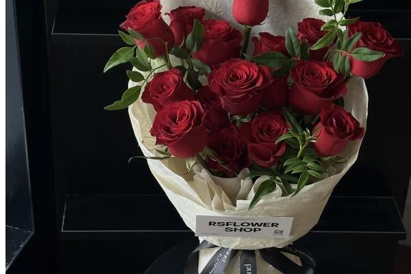 红玫瑰的花语,寓意我爱你、十全十美等