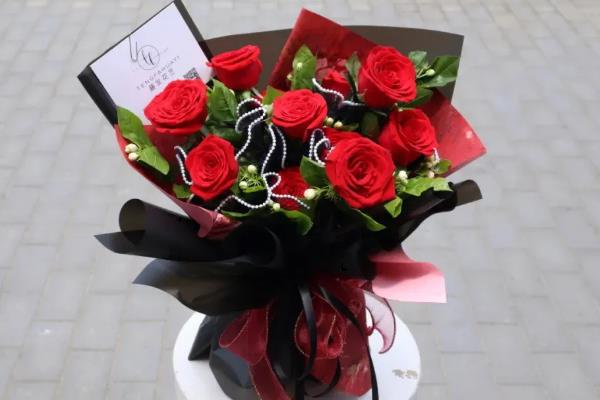 红玫瑰的花语,寓意我爱你、十全十美等