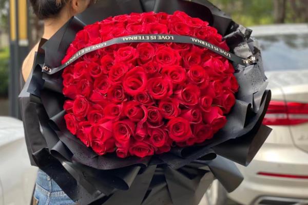 红玫瑰的花语,寓意我爱你、十全十美等