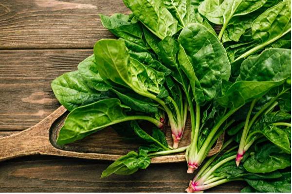 菠菜的名字由来，是因为该蔬菜原产于两千多年前的波斯